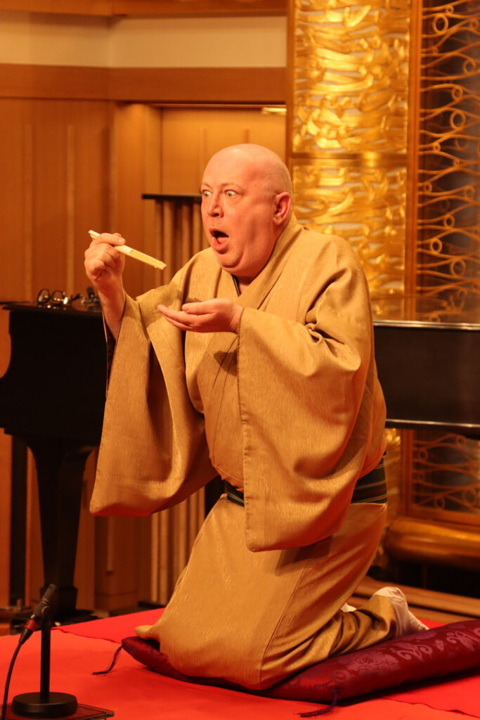 acteur de Rakugo imitant manger avec des baguettes 